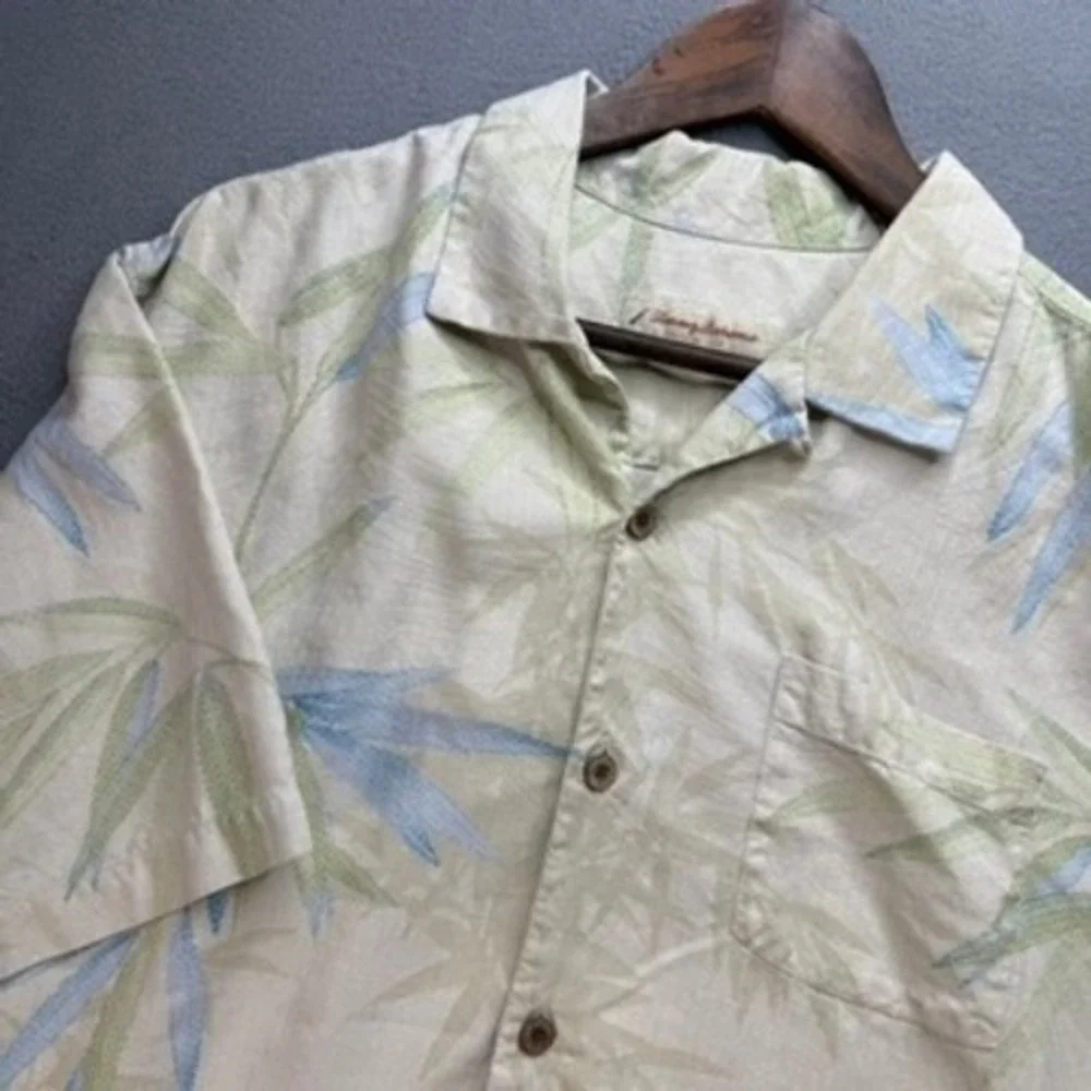 Tommy Bahama Shirt Men Large Beige Bamboo Print Silk Camp Button Up Short Sleeve